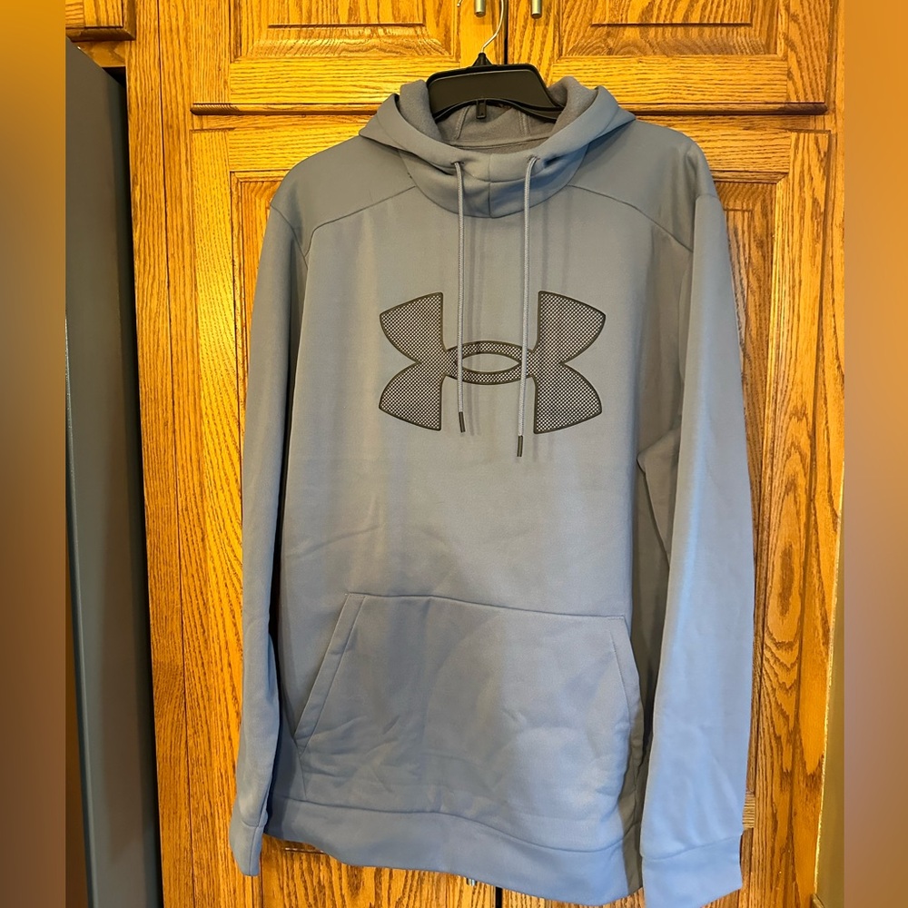 Men’s Underarmour sweatshirt